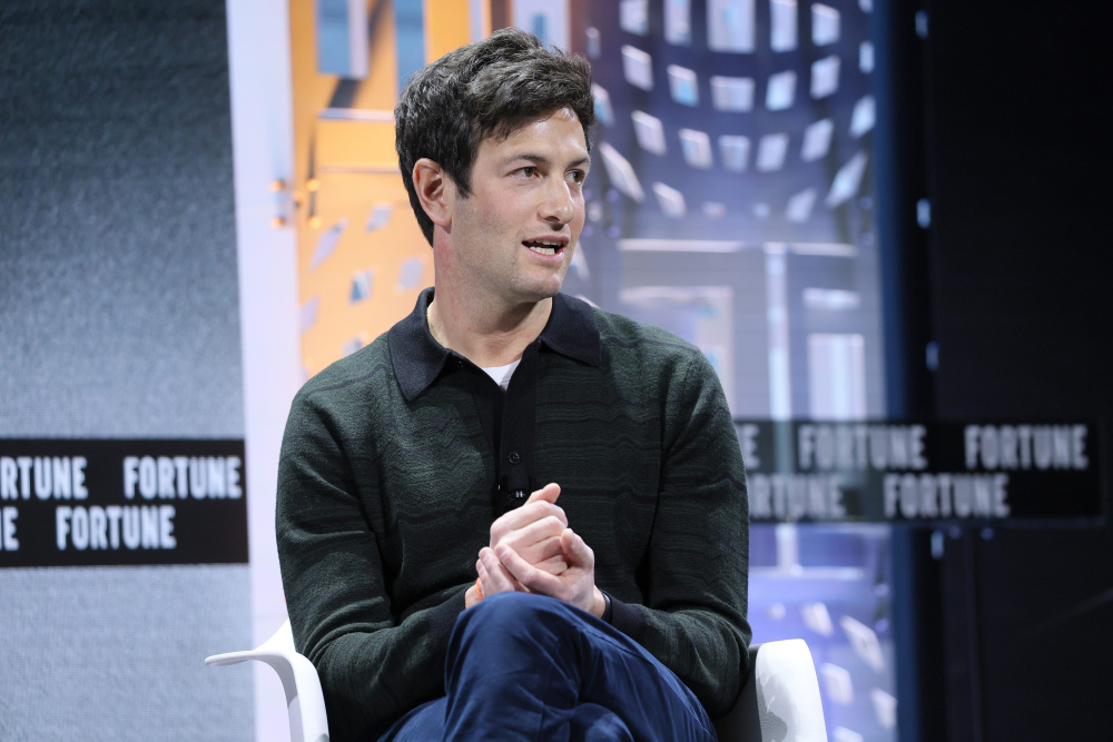 기사 이미지: 조쉬 쿠슈너는 OpenAI과의 가까운 관계를 통해 얻은 권력에 대한 인식을 설명하기 위해 '반지의 제왕'을 사용했다.