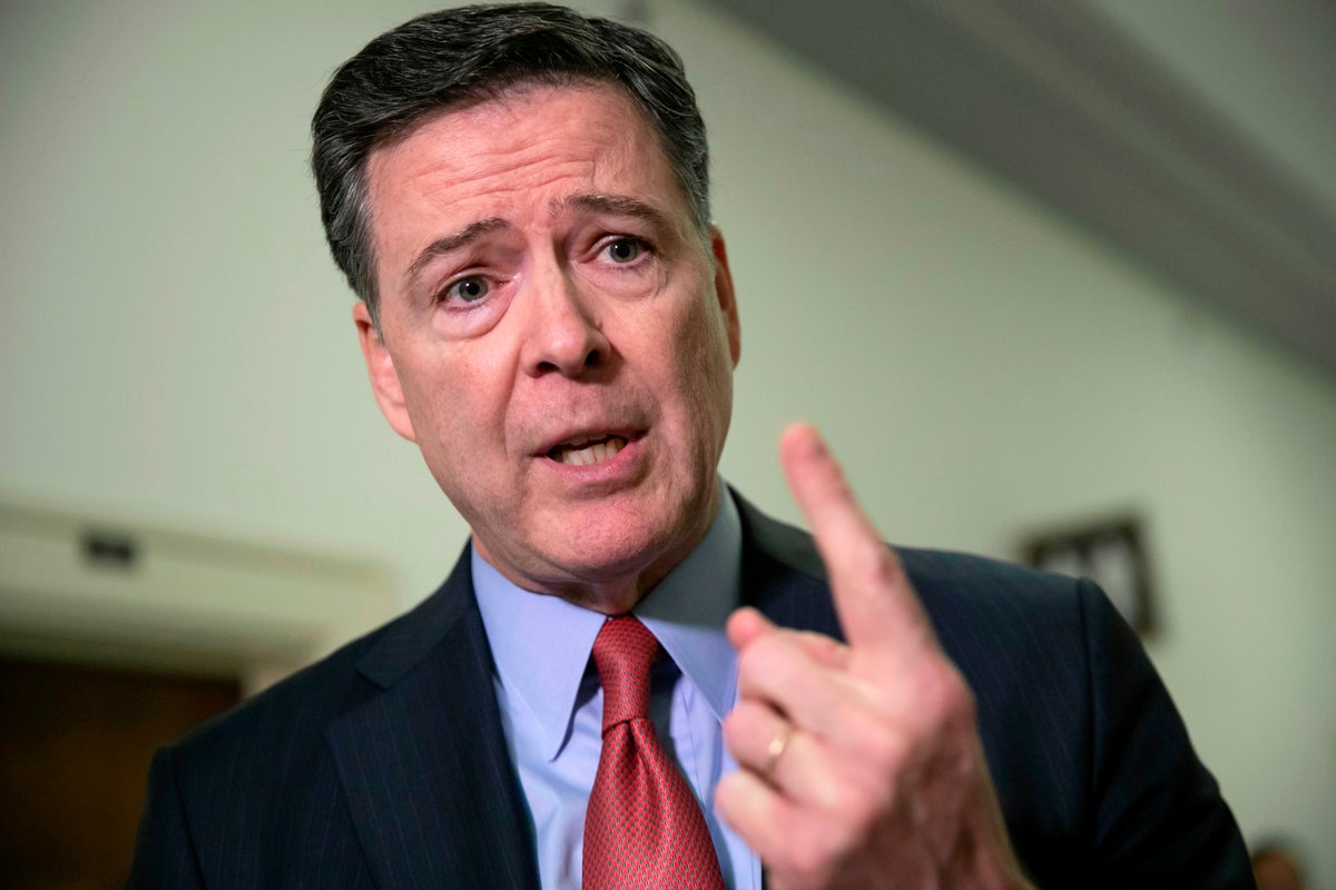 文章配图： 前 FBI 局长科米再次被起诉，此次调查针对其在网上发布的一则被官员称为“特朗普威胁”的帖子。