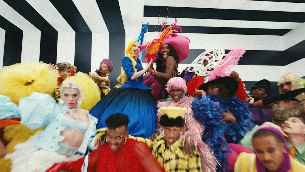 文章配图： 人们说 Lady Gaga 的《Runway》MV 看起来像 Target 的广告。他们是什么意思？