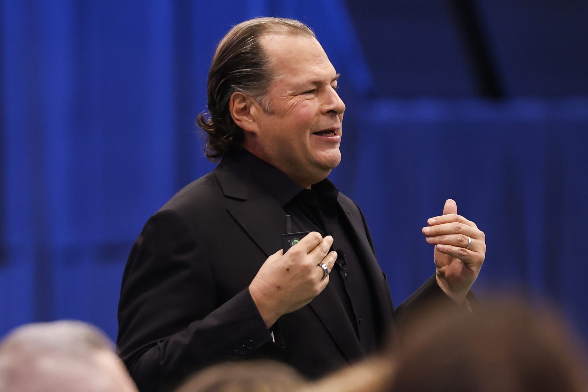文章配图： Salesforce 首席执行官马克·贝尼奥夫将其财报电话会议转变为视频播客。其他《财富》500 强首席执行官为何可能效仿