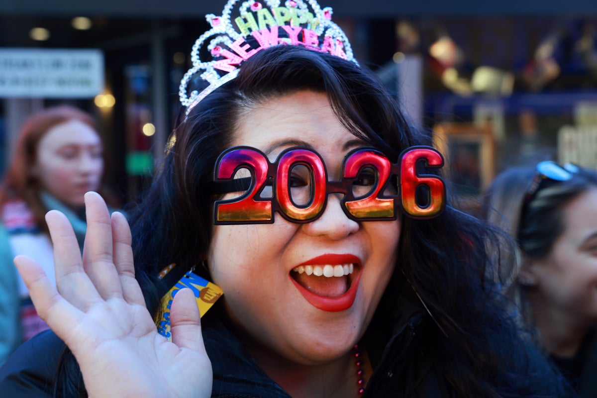 기사 이미지: 타임스퀘어 축제 참가자들, 수년 만에 가장 추운 새해 전야를 대비하며 악천후로 상징적인 축하 행사가 차질을 빚을 것으로 예상