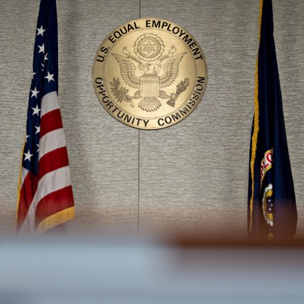 文章配图： 代表 EEOC 起诉《纽约时报》的律师素有与针对男性的歧视作斗争的历史