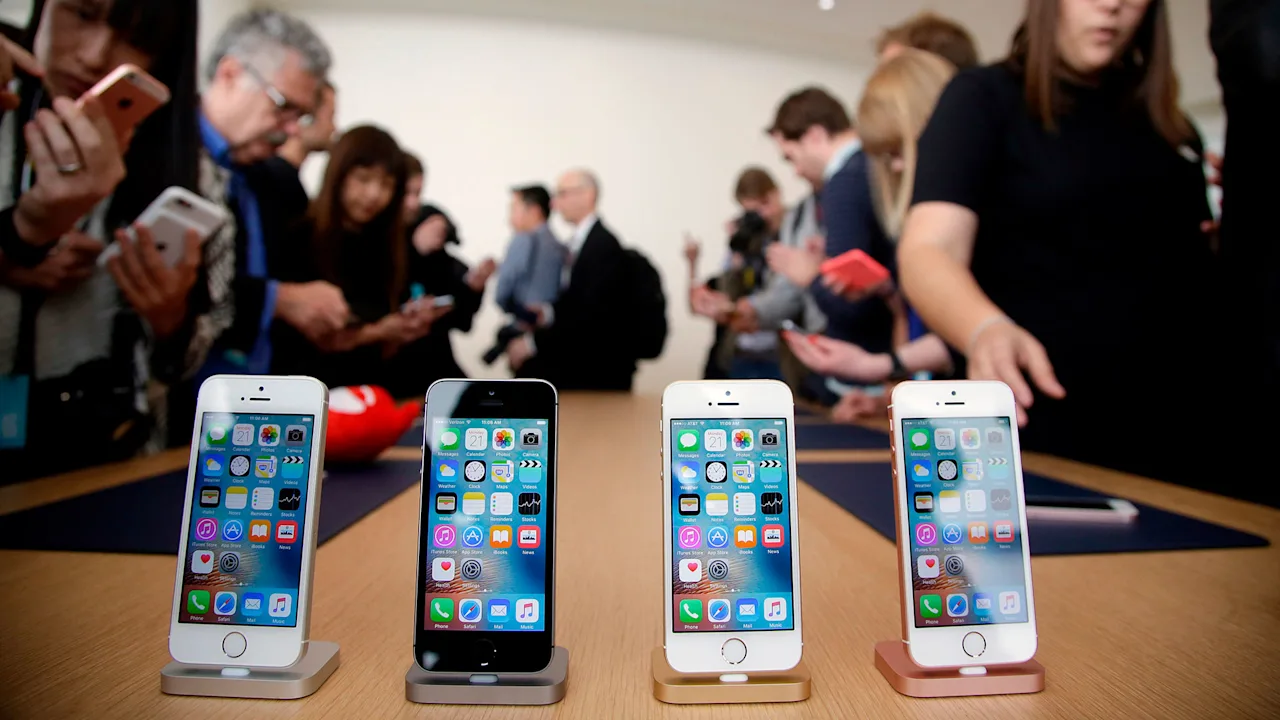 文章配图： iPhone 用户可能在苹果以 2.5 亿美元和解人工智能诉讼后获得高达 95 美元的赔偿。