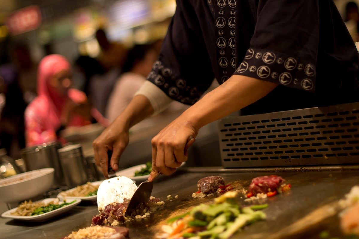 Изображение к статье: Малайзийский ресторан закрыт после того, как в сети появилось видео, на котором персонал «моет остатки еды для повторного использования»