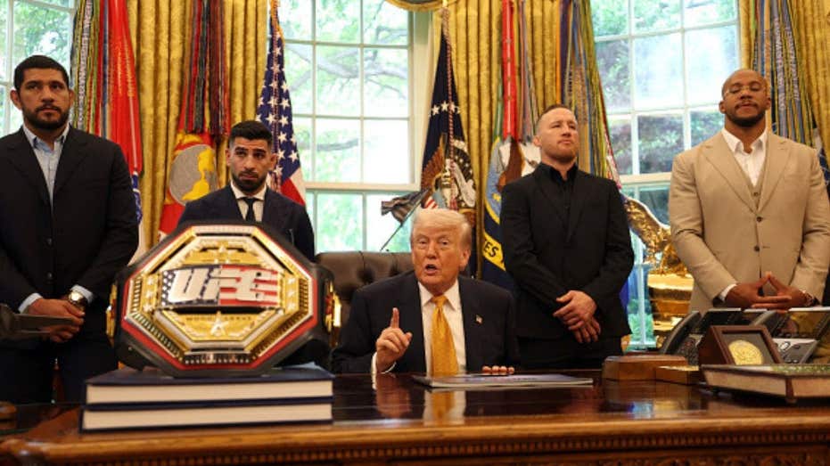 文章配图： UFC 明星造访椭圆形办公室，感谢特朗普总统通过具有历史意义的白宫赛事推动该运动发展