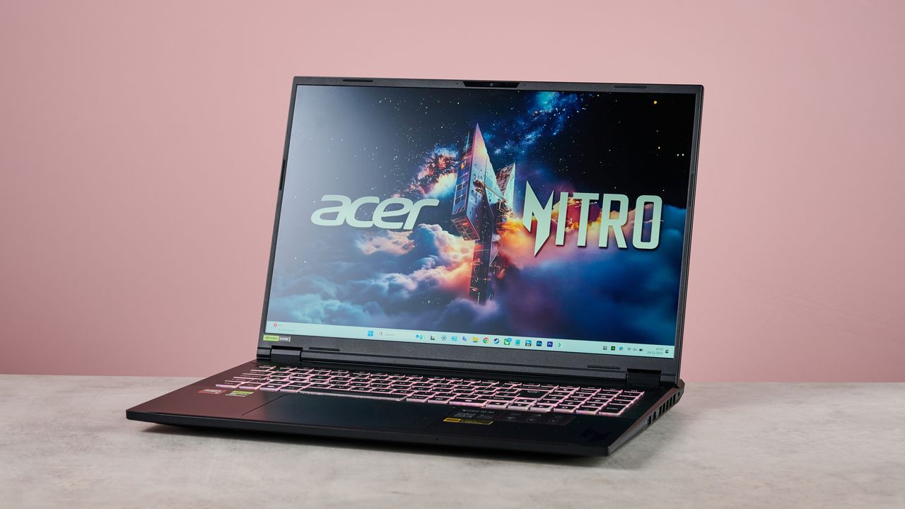 기사 이미지: Acer Nitro 18 AI 게이밍 노트북을 테스트해봤는데, 사양을 고려하면 가성비가 뛰어난 것 같습니다. 하지만 즐거움을 망칠 수 있는 몇 가지 문제가 있었습니다.