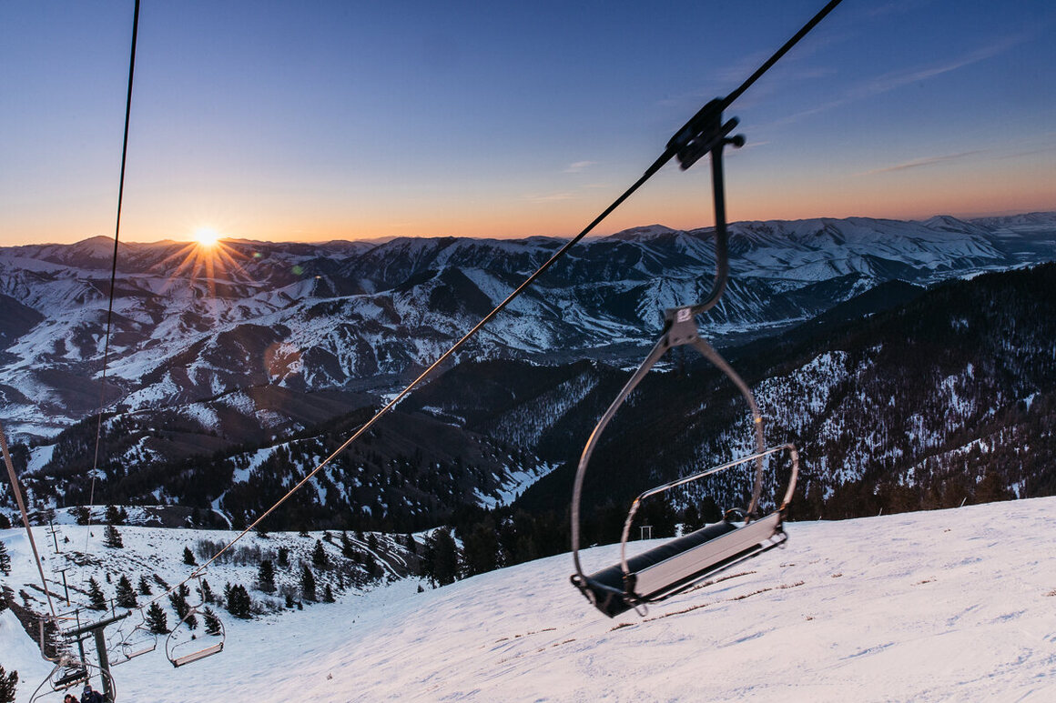 기사 이미지: 미국 최초의 목적지 스키 타운 내부
