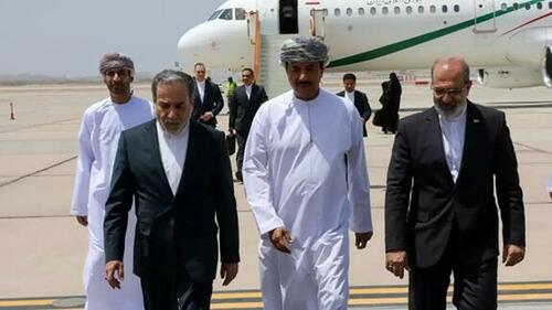 Изображение к статье: Трамп предупреждает о «плохих вещах» в случае недостижения сделки с Ираном, поскольку место переговоров переносится в Оман.