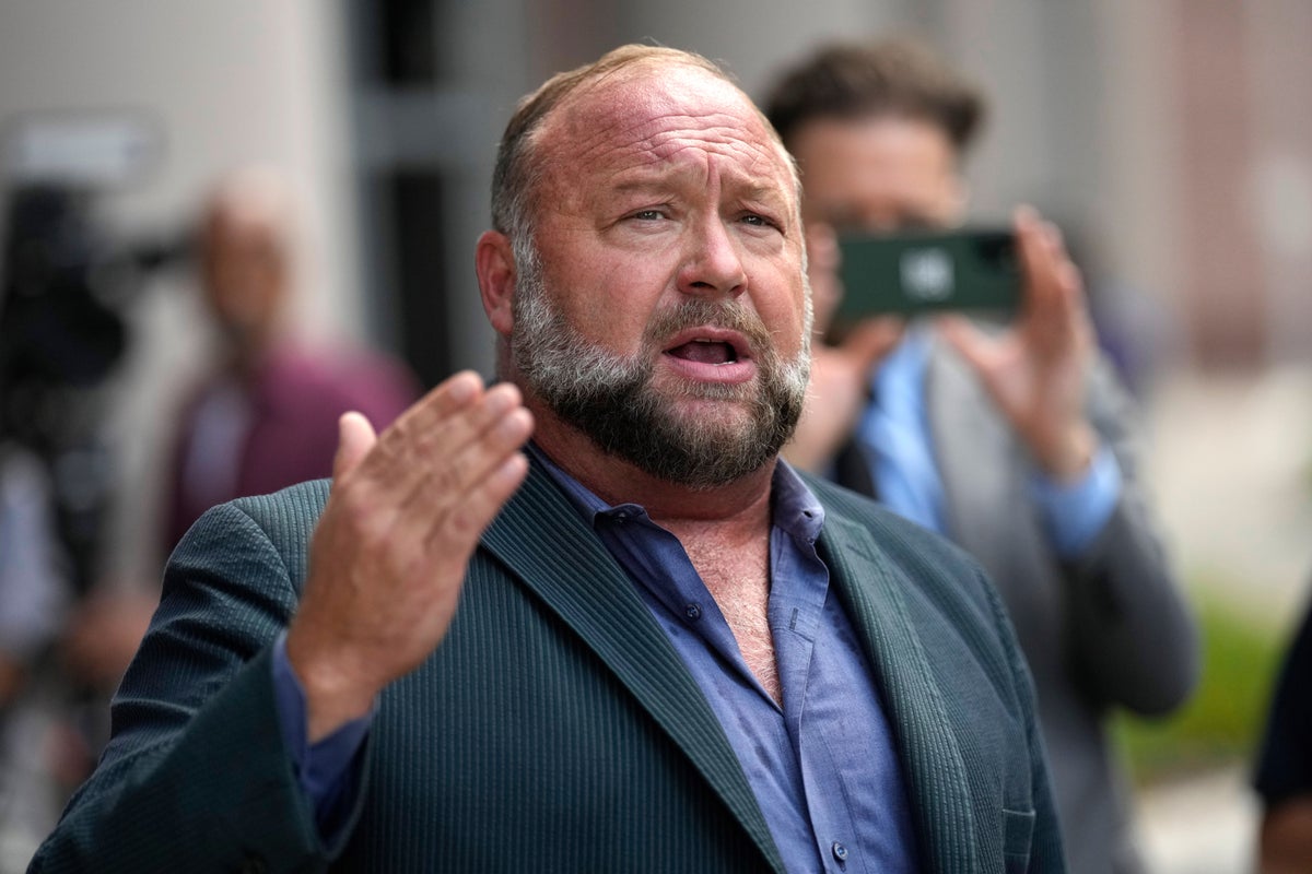 文章配图： 《洋葱》收购亚历克斯·琼斯旗下 Infowars 的尝试陷入僵局，随着新的诉讼案件浮现