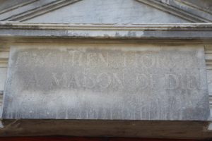 文章配图： “安德讷‘上帝殿堂之外的狗’铭文”，比利时