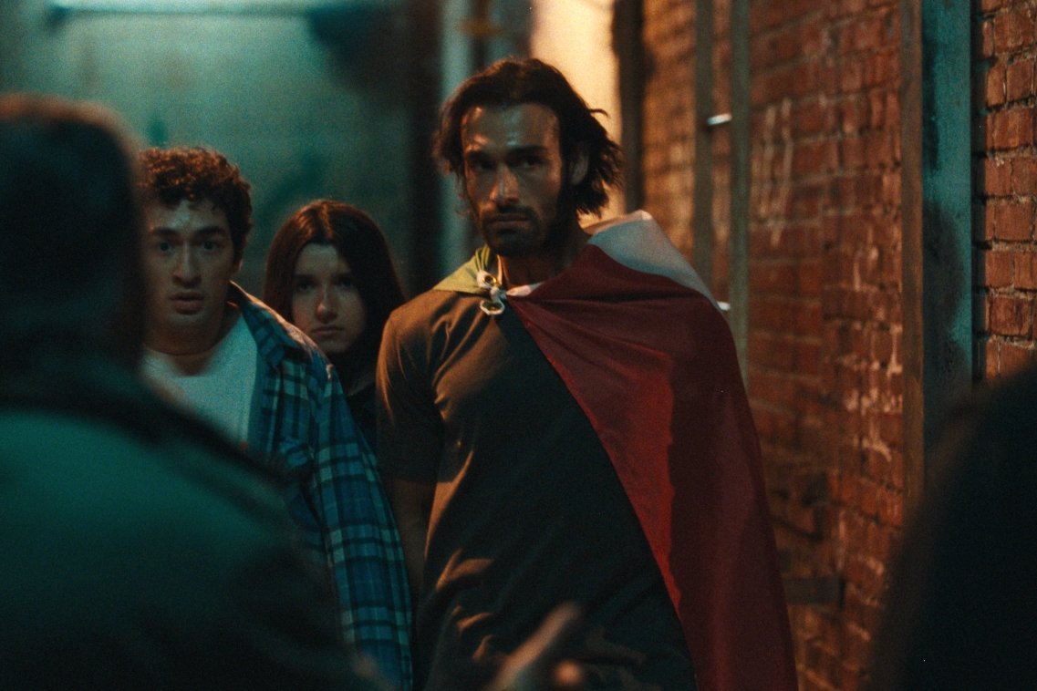 Изображение к статье: Сэм Асгари завершает съёмки в главной роли боевика, вдохновлённого историями иранских беженцев (ЭКСКЛЮЗИВ)