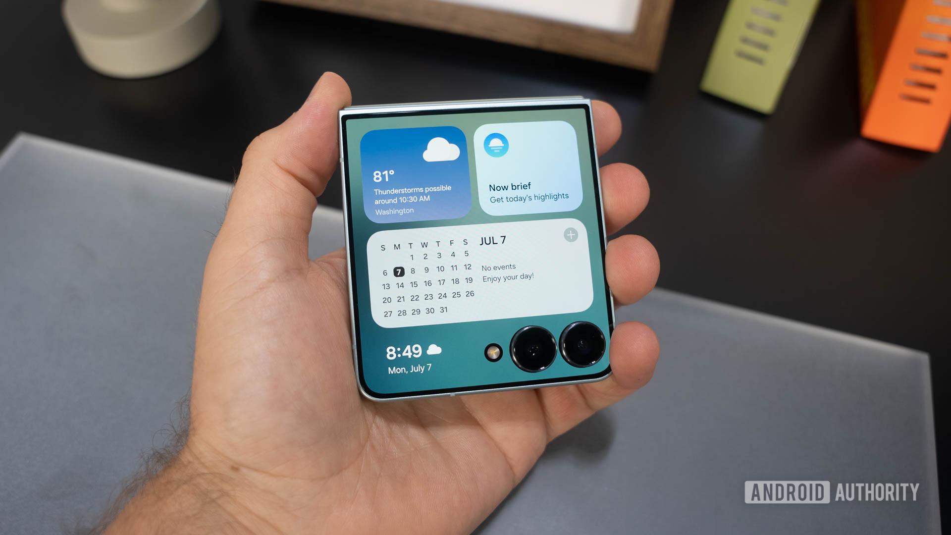 Image illustrant l'article : Galaxy Z Flip 7, Flip 7 FE bénéficient d'une mise à niveau majeure des widgets de l'écran de couverture