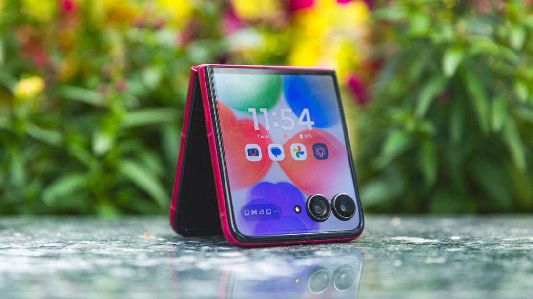 文章配图： 我希望摩托罗拉下一代 Razr Ultra 能搭载其国际版手机上已具备的功能