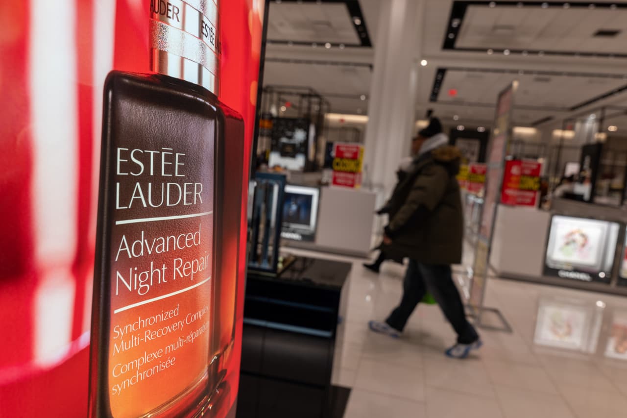 Изображение к статье: Акции Estée Lauder направляются к худшему дню за всю историю, так как инвесторы рассчитывали на гораздо большую прибыль.