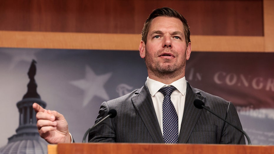 文章配图： 数百名 Swalwell 支持者试图在性侵指控背景下追回捐款