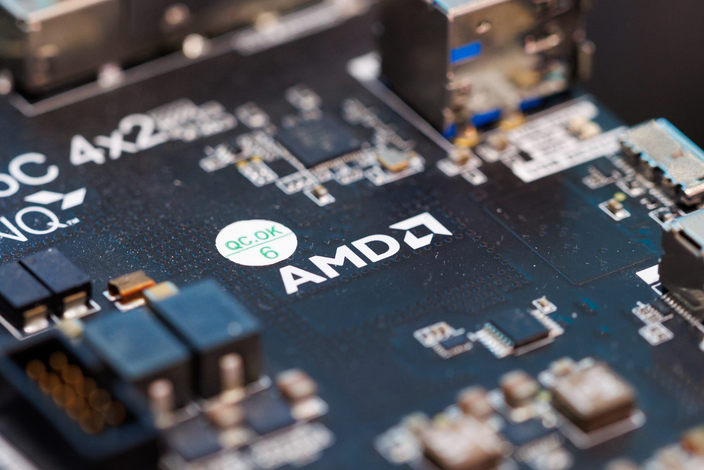 文章配图： 华尔街正急于上调 AMD 股票的盈利后目标价。以下是 6 家顶级机构的看涨理由。