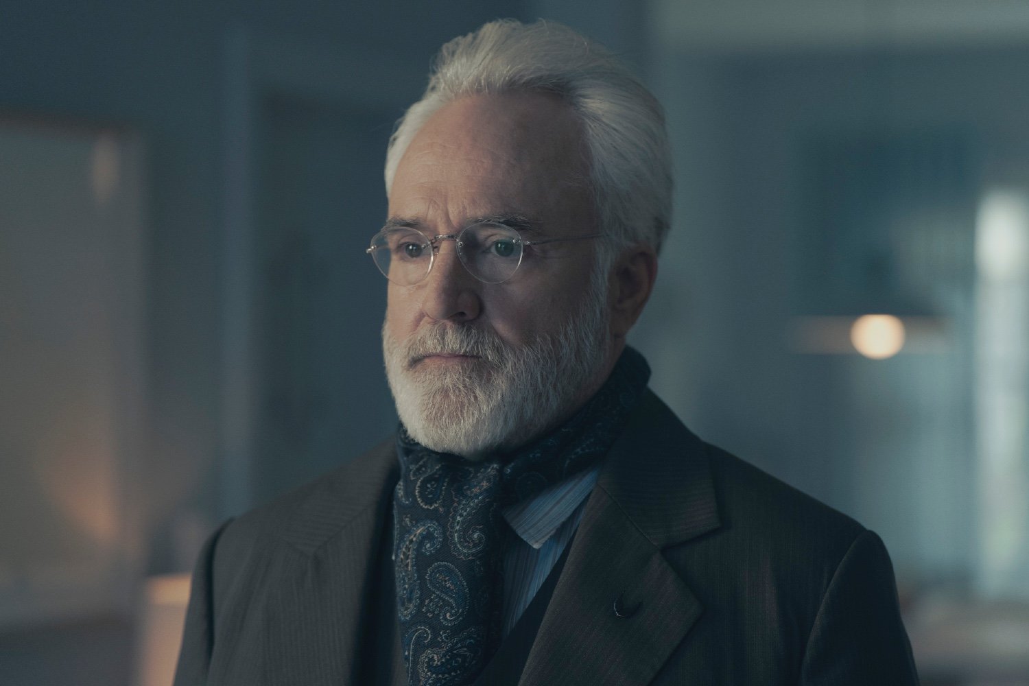 Image illustrant l'article : Le Commandant le plus tiraillé de La Servante écarlate est l'un de ses meilleurs personnages