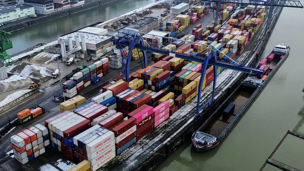 Изображение к статье: Европа снова растет, но слабый доллар маячит как угроза.