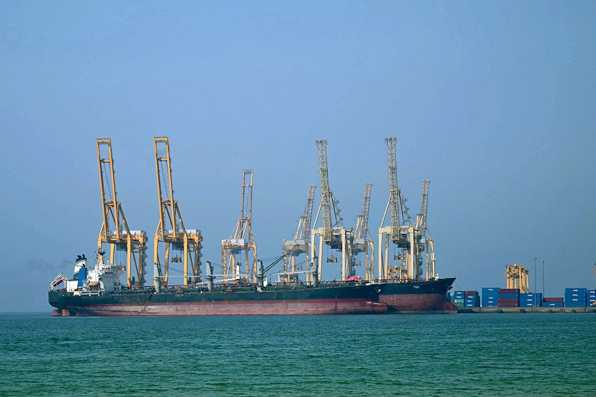 Изображение к статье: Трамп рассматривает военную поддержку нефтяных танкеров в Ормузском проливе, в то время как война с Ираном вызывает скачок цен.