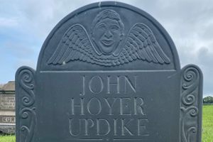 기사 이미지: 펜실베이니아주 몬턴에 있는 존 업다이크 묘비