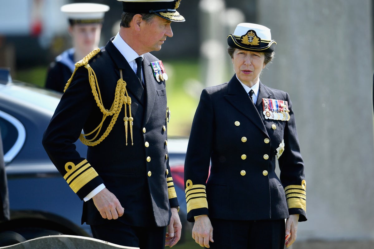 文章配图： 英国海军将花费 20 万英镑重新设计女性制服，原因是纽扣位置“不当”。