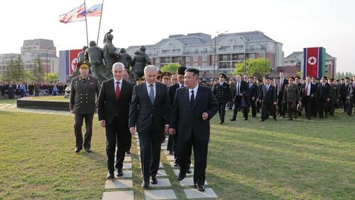 文章配图： 金正恩参观纪念为俄罗斯作战而牺牲部队的博物馆，抨击美国“霸权主义”