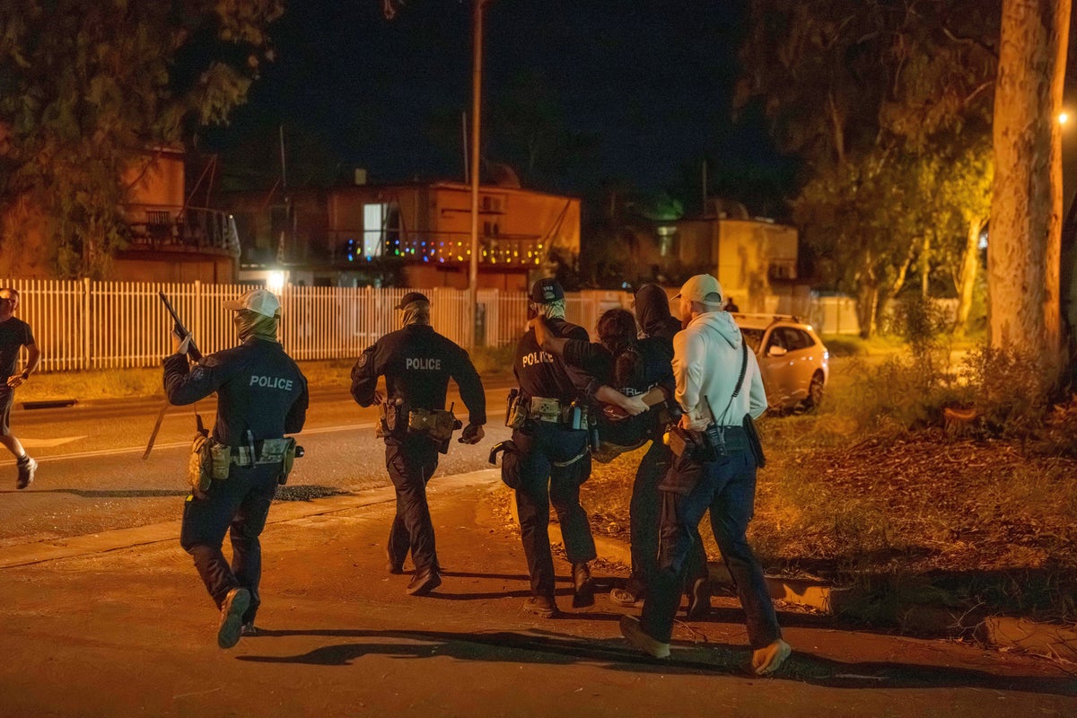 文章配图： 一名男子因一名引发澳大利亚内陆骚乱的土著少女之死而被起诉