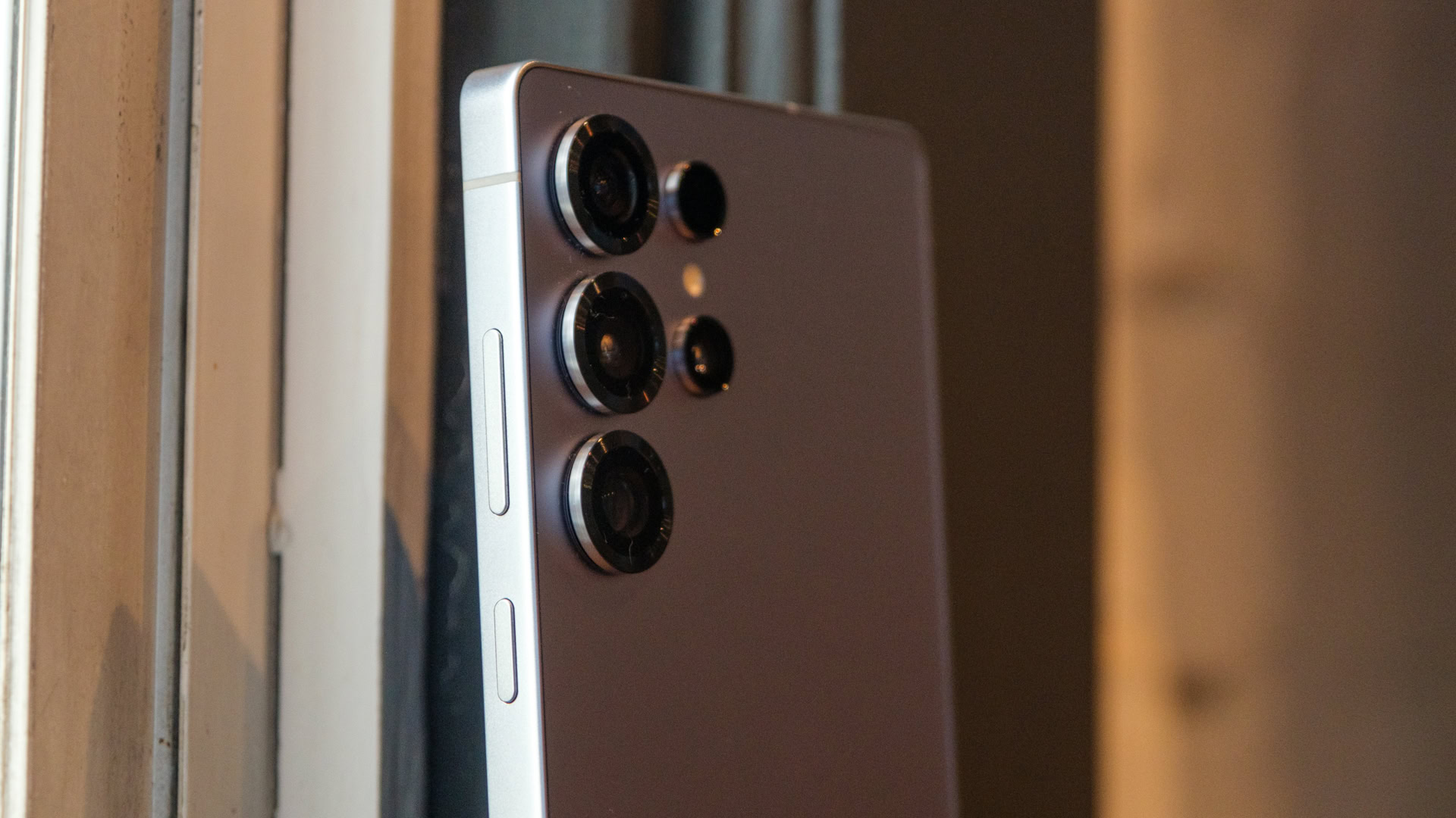 記事の画像： 最新のアップデート適用後、Galaxy S25の新しいバッテリー状態データがついに全員利用可能になりました。