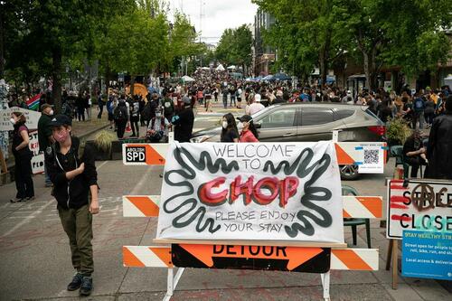 기사 이미지: CHOP(자율 자치 구역) 사건: 시애틀, '사랑의 여름' 시위 중 사망 사건 관련 3천만 달러 배상 책임