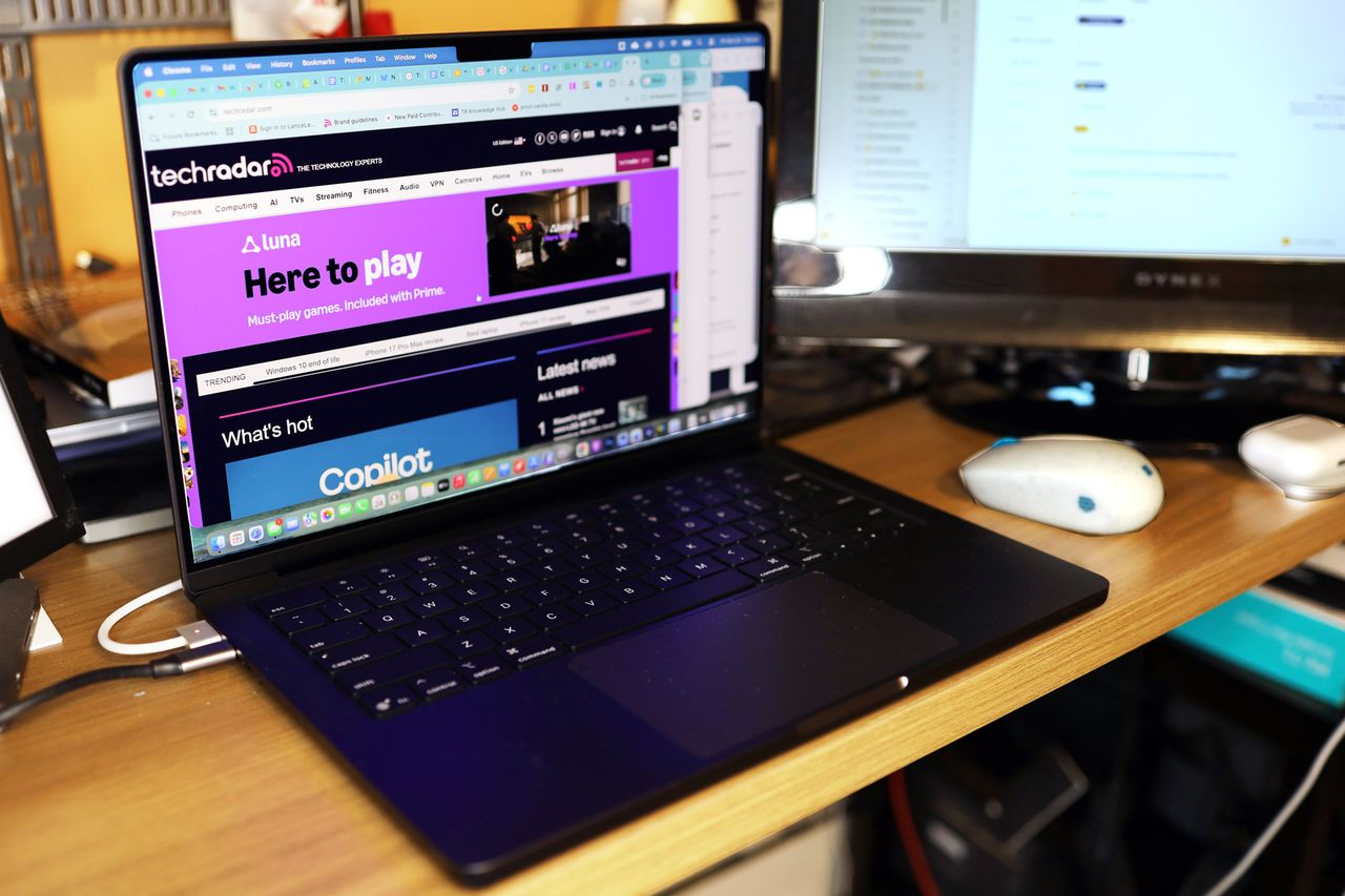 기사 이미지: 램 부족 사태는 무슨 소리? B&H가 지금 24GB 램을 탑재한 MacBook Pro M5를 할인된 16GB 램 모델과 같은 가격에 판매하고 있습니다.