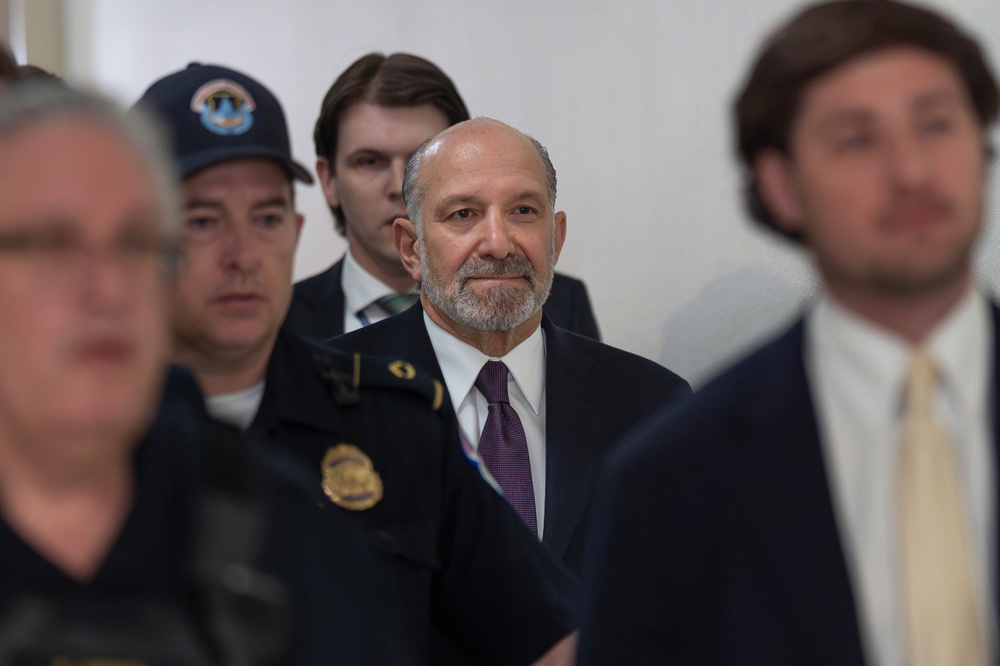 文章配图： 霍华德·卢特尼克（Howard Lutnick）在众议院受到议员质询，因其与爱泼斯坦的关联