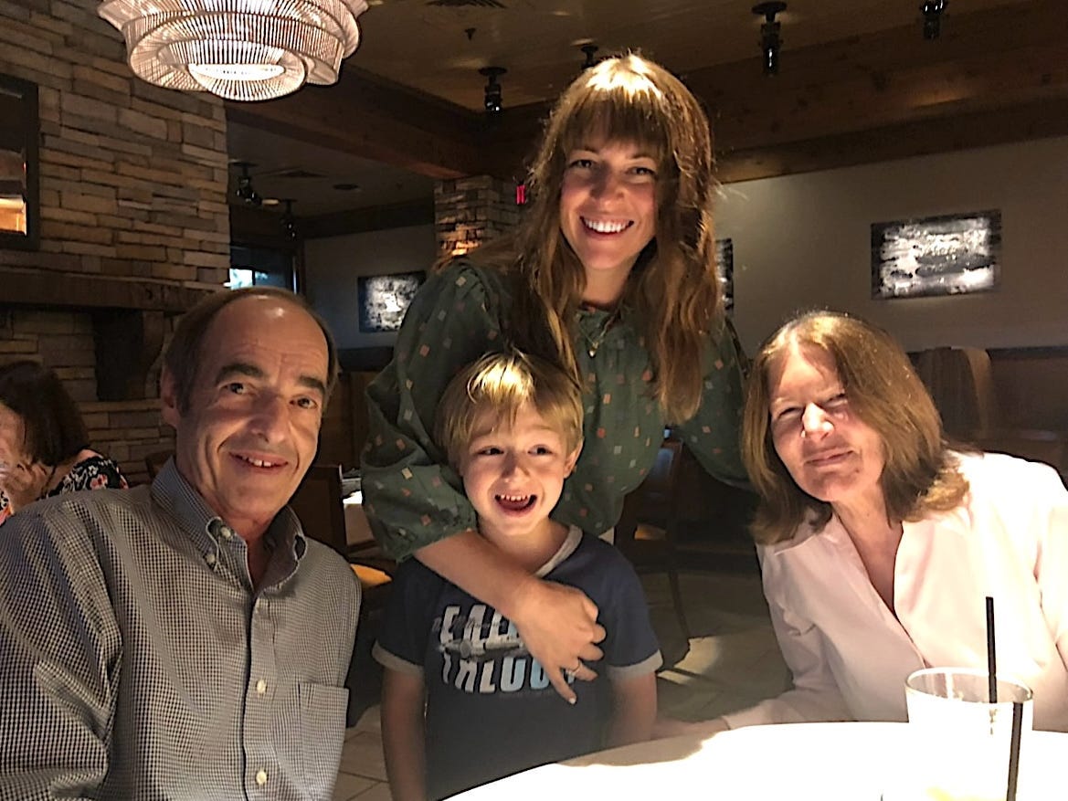 Изображение к статье: Мои родители - бумеры, и они всегда поощряли меня выражать свои чувства. Все мои друзья хотели тусоваться у меня дома.