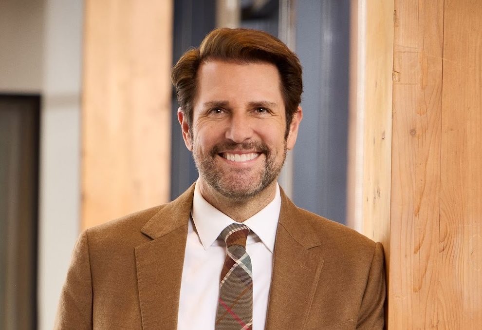 Изображение к статье: Дэймон Уайтсайд уходит с поста генерального директора Академии кантри-музыки после шести лет работы.