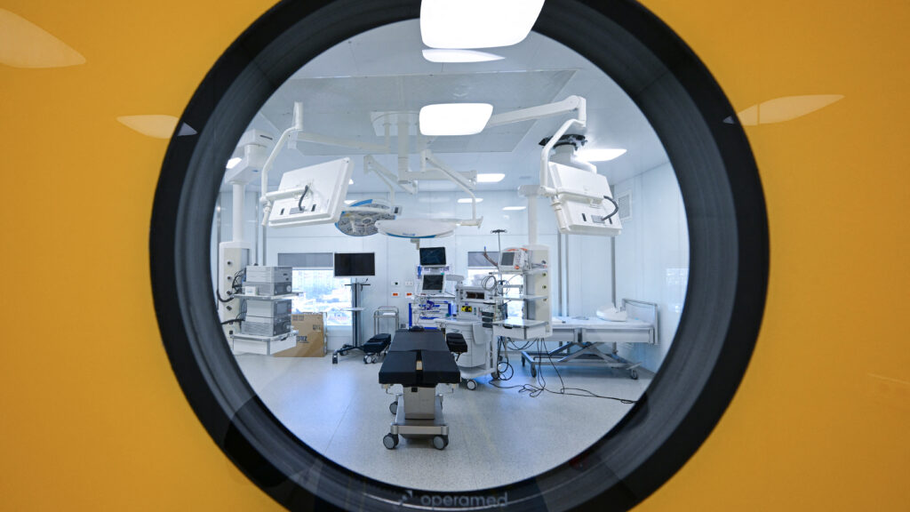 Изображение к статье: Общество пластических хирургов рекомендует откладывать процедуры по подтверждению гендера до 19 лет.