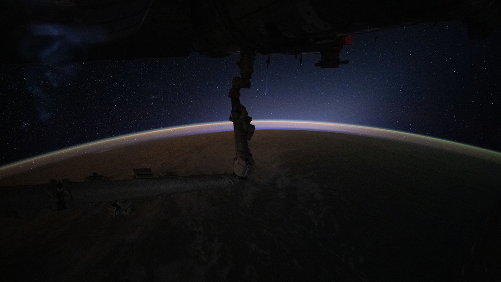 文章配图： 在太空天气相机上，捕捉到一颗明亮的彗星“抢镜”太阳的画面。