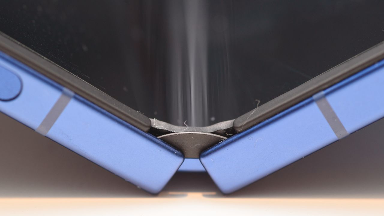 記事の画像： 信じられないことに生き残った、サムスン Galaxy Z Flip 7 の過酷な耐久性テストをご覧ください