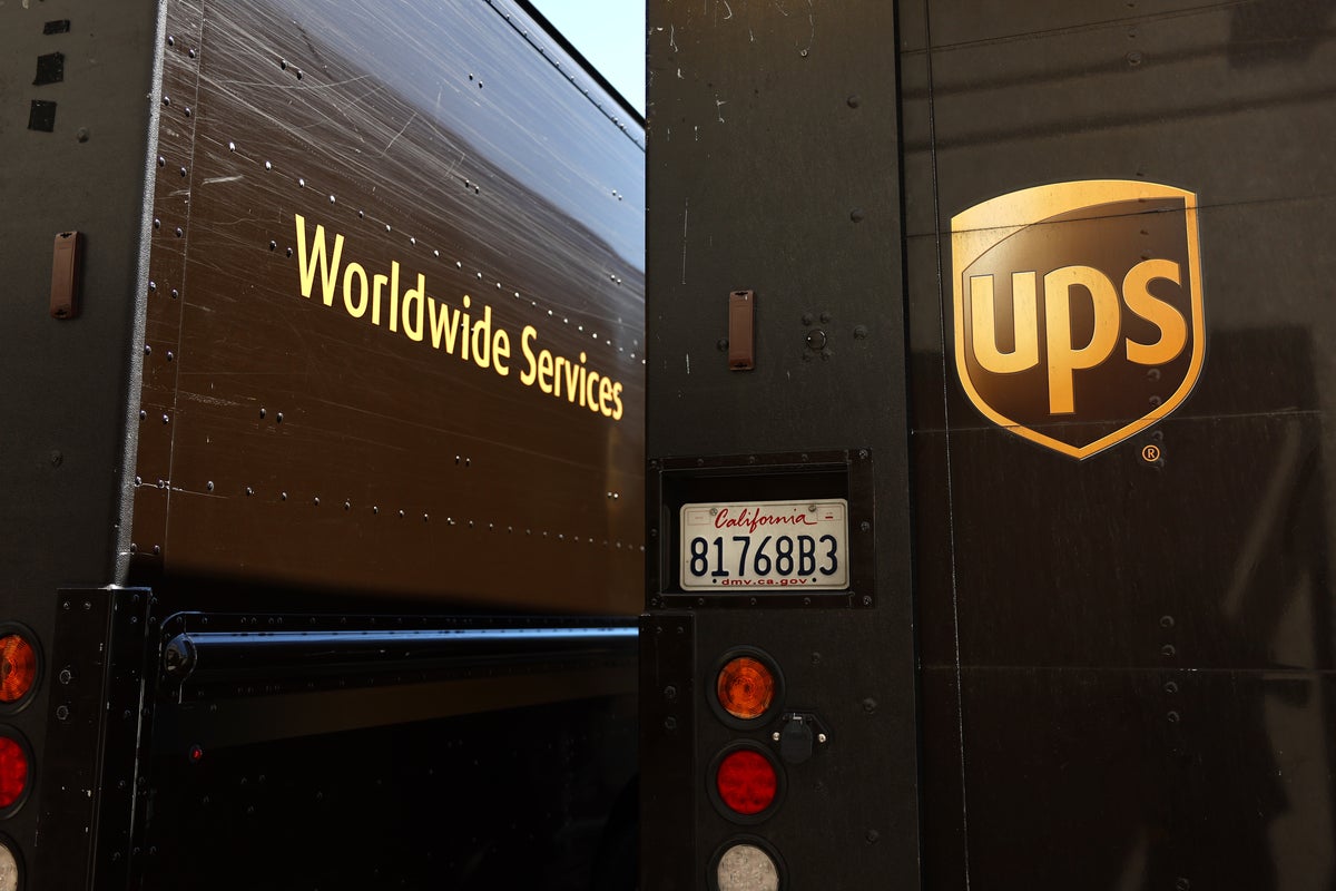 文章配图： FedEx 和 UPS 宣布计划向客户退还关税。以下是如何拿回您的退款。