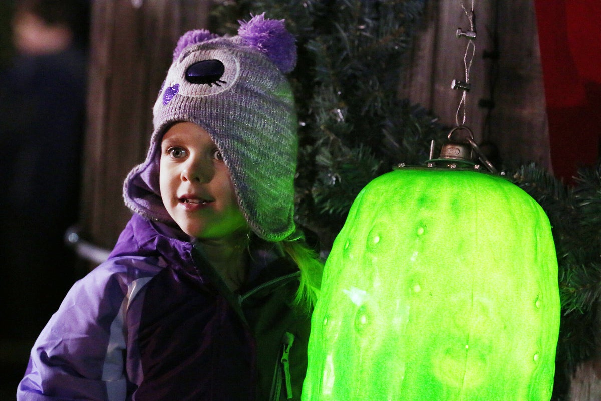 Изображение к статье: От болоньи до соленых огурцов – вот самые причудливые новогодние спуски в США.