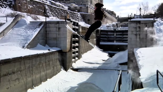 기사 이미지: 운하 갑문을 넘는 '멋진' 스키 점프, 모방 시도에 대한 경고 촉구
