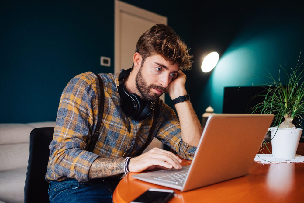 기사 이미지: 화이트칼라 노동자들이 AI 도입 의무화에 공개적으로 반발하며, 80%가 이를 명백히 거부하고 있습니다.