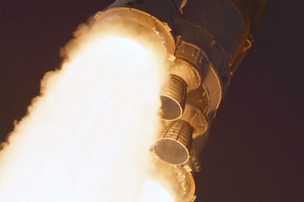 Изображение к статье: Потрясающие крупные планы показывают, как лунная ракета NASA взлетает в космос