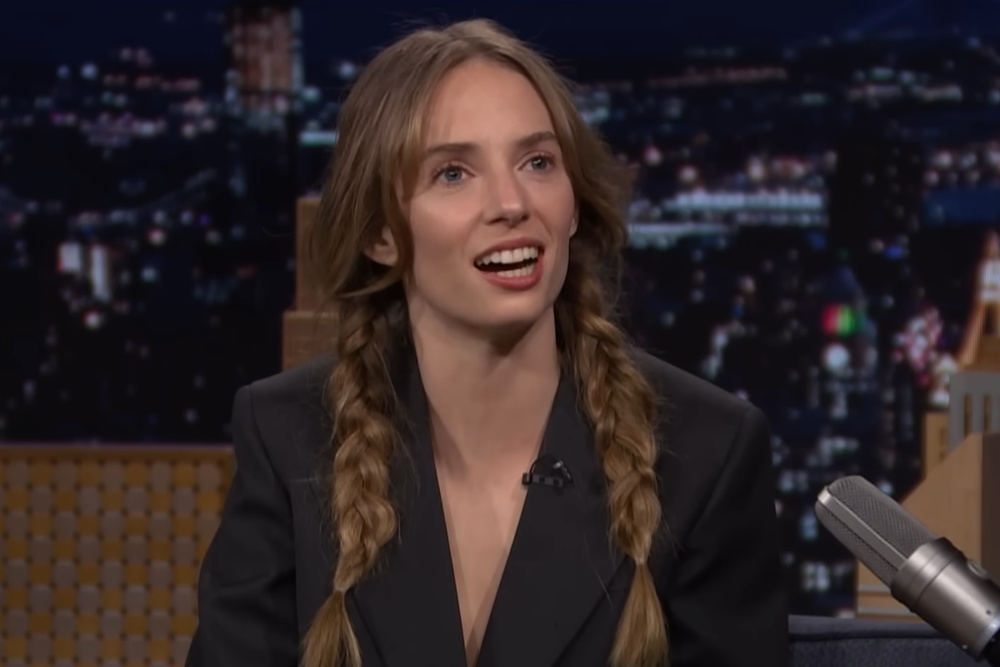 기사 이미지: 기묘한 이야기 팬, 피날레 사망에 대한 마야 호크의 '모호한 힌트'를 이용해 베팅했다가 '큰 돈'을 잃다