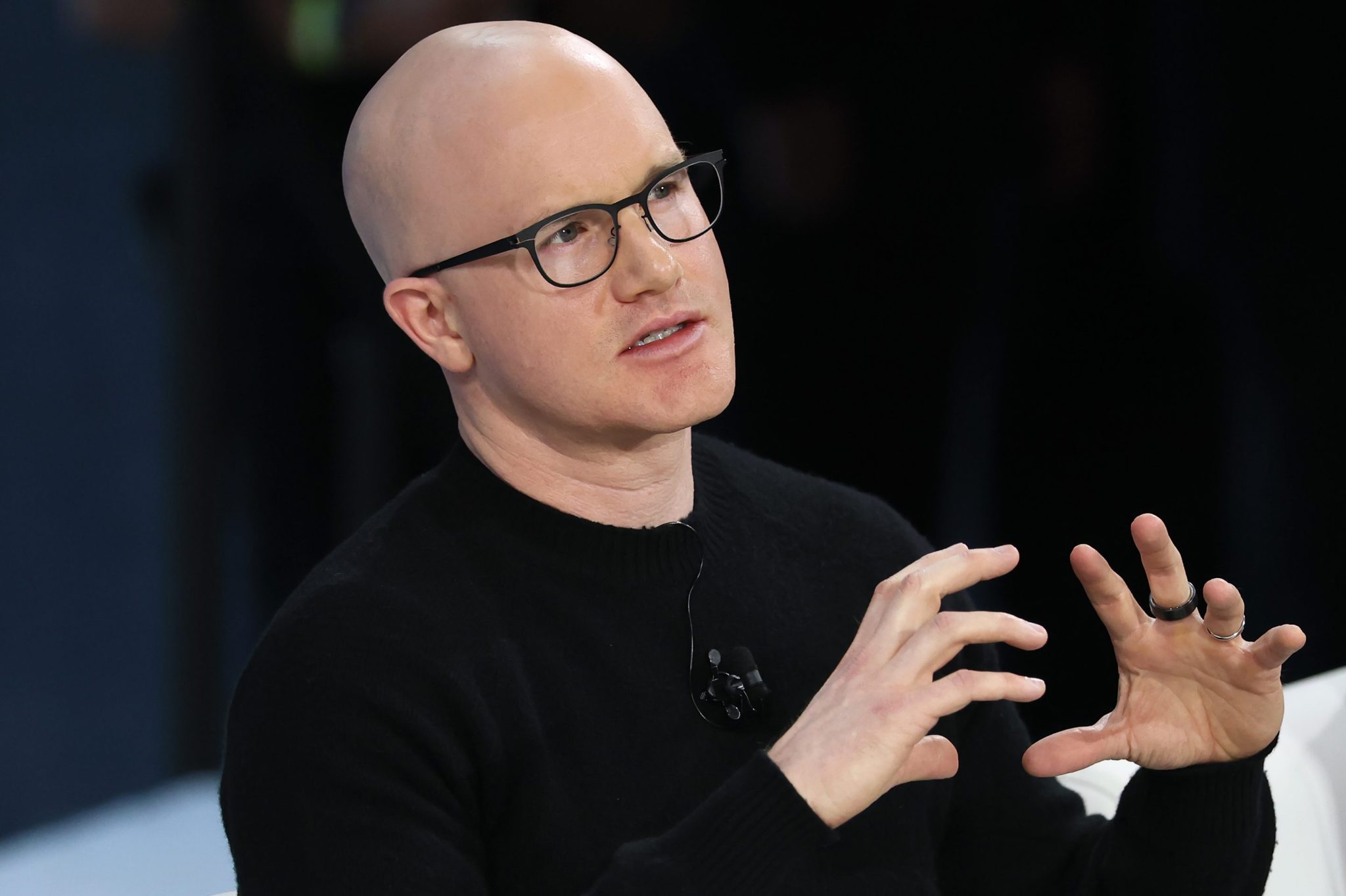 文章配图： Coinbase 的 Brian Armstrong 以“球员兼教练”取代“纯管理者”，这再次表明其组织架构正发生重大变化。