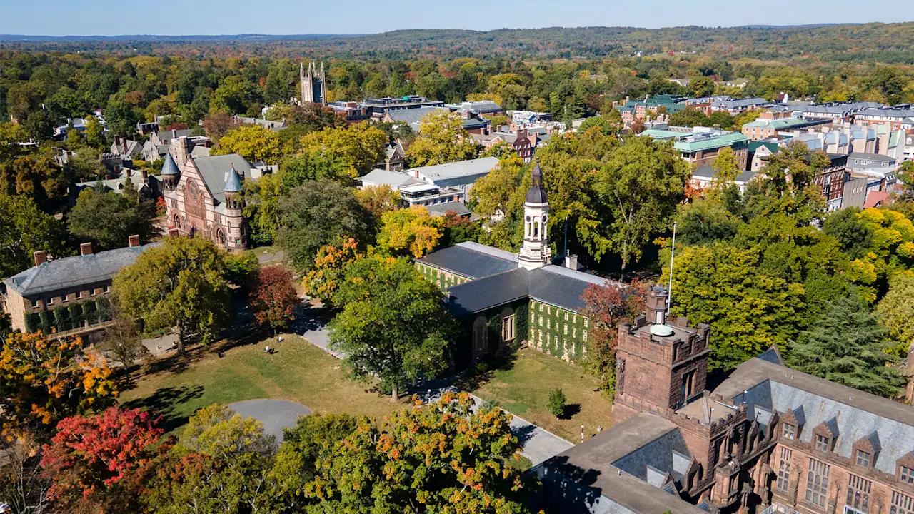 Image illustrant l'article : Comment le nouveau taux d'impôt de Trump sur les dotations universitaires menace les emplois et l'aide financière des universités