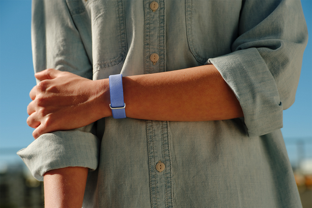 文章配图： Fitbit Air 是谷歌推出的对标 Whoop 的 £85 智能穿戴设备，现已开放预购。