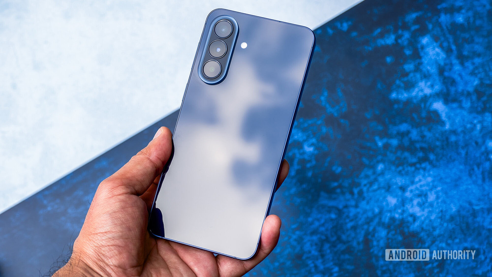 Изображение к статье: Galaxy A57 делает одну вещь лучше, чем любой бюджетный Android-телефон, и это меняет правила игры.