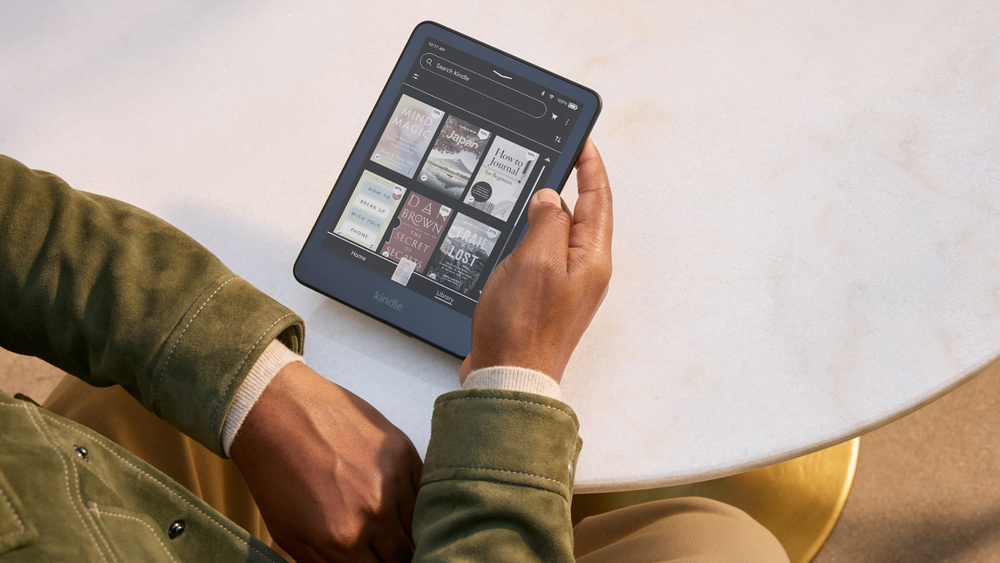 文章配图： Kindle Colorsoft 电子书阅读器即将迎来深色模式，同时 Kindle 笔记本新增智能形状功能。