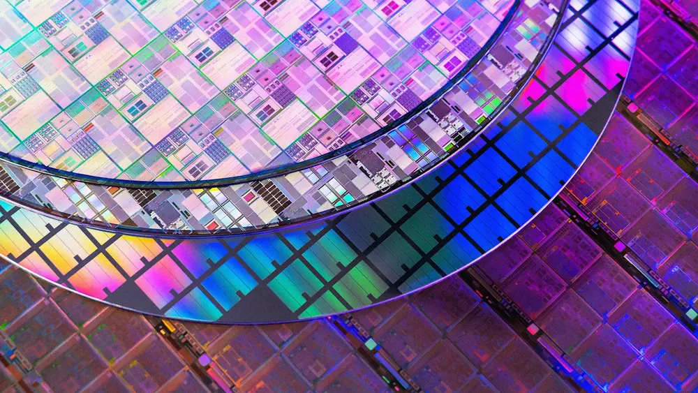 文章配图： AI 数据中心热潮挤压了消费类科技的芯片供应——尽管它们使用的是不同的芯片。
