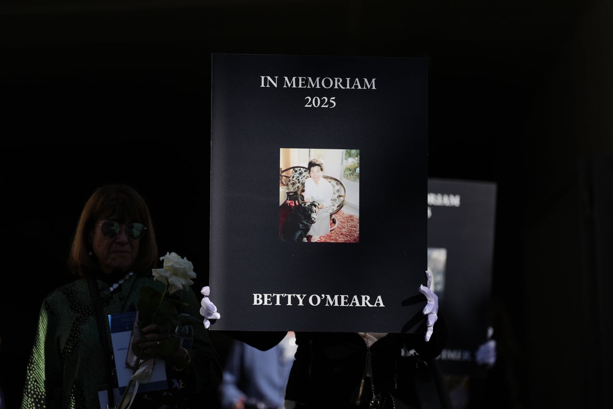 기사 이미지: 로스앤젤레스 산불 1주년, 애도객들의 모습 (사진)