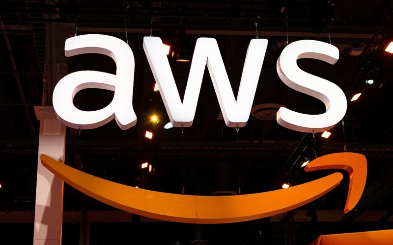文章配图： AWS 允许智能体驱动其虚拟云桌面——这可能产生每点击 50 万个 token 的费用”